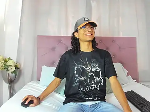 Snapshot of EthanBlackwoodd chatting on 10/23/25, 08:07 EthanBlackwoodd online show from 10/23/25, 08:07