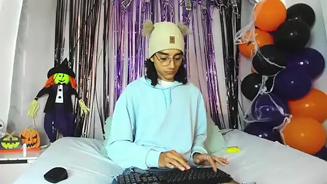 Snapshot of EthanBlackwoodd chatting on 10/28/25, 07:38 EthanBlackwoodd online show from 10/28/25, 07:38