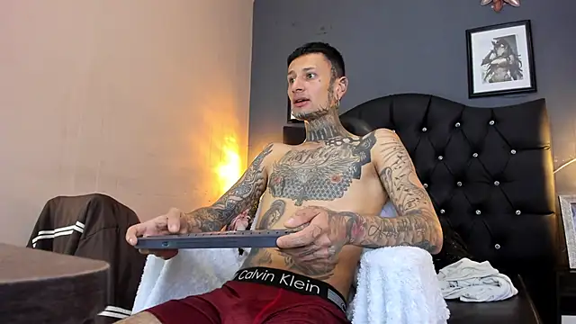 Snapshot of HellBoyInk chatting on 09/23/25, 08:23 HellBoyInk online show from 09/23/25, 08:23