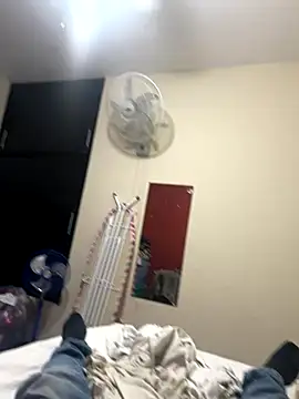 Snapshot of dannybs05 chatting on 10/17/25, 05:43 dannybs05 online show from 10/17/25, 05:43