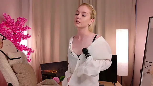 Snapshot of Flirty_lee chatting on 10/27/25, 02:21 Flirty lee online show from 10/27/25, 02:21