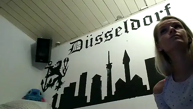 Snapshot of Dark666Sunshine chatting on 11/16/25, 04:23 Dark666Sunshine online show from 11/16/25, 04:23