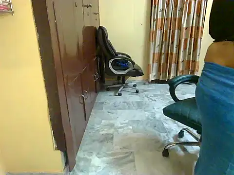 Snapshot of veena_kaur chatting on 09/27/25, 02:44 veena kaur online show from 09/27/25, 02:44