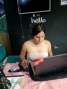 Snapshot of polylove18 chatting on 11/27/25, 06:10 polylove18 online show from 11/27/25, 06:10