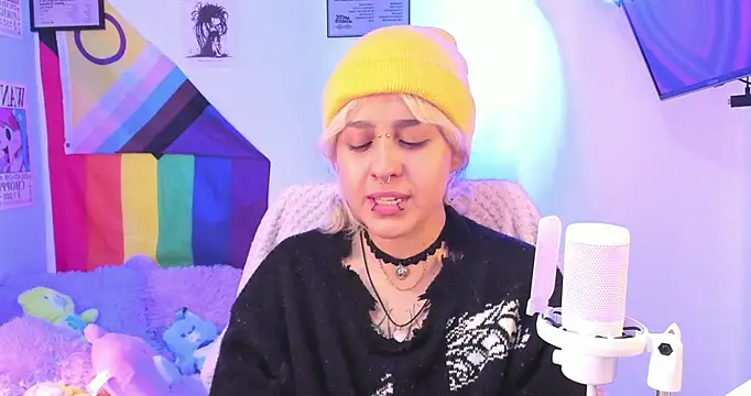 NekoWaifu online show from 11/12/25, 01:33