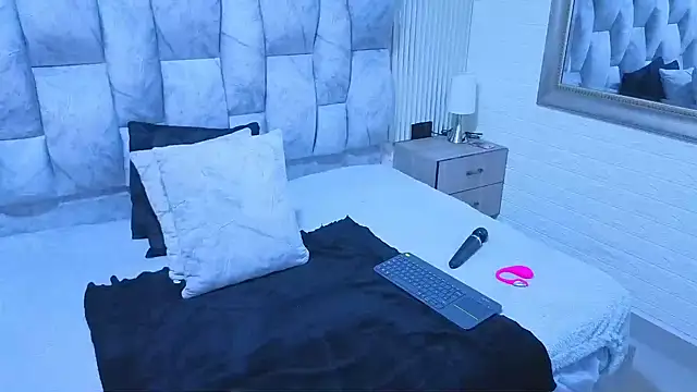 sofiagutierrez   online show from 11/15/25, 01:03