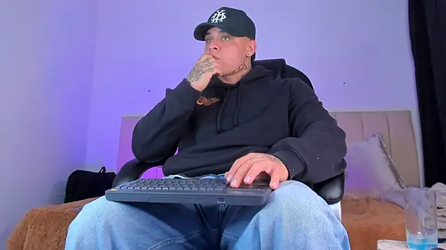 Snapshot of denis_munera chatting on 11/19/25, 04:23 denis munera online show from 11/19/25, 04:23