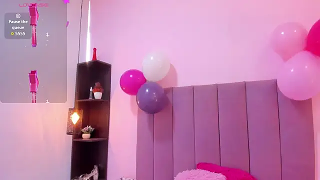 HoollyHendrix online show from 11/05/25, 08:09