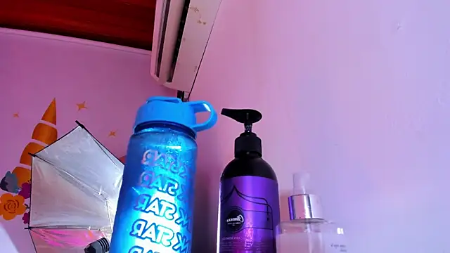 Snapshot of evarussel_ chatting on 10/15/25, 01:50 evarussel online show from 10/15/25, 01:50
