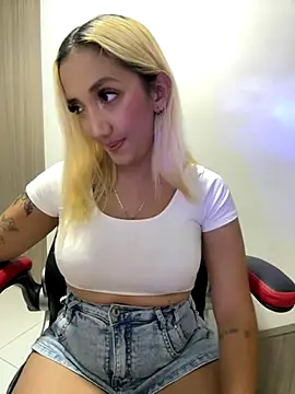 Snapshot of Isa_klein chatting on 11/17/25, 09:42 Isa klein online show from 11/17/25, 09:42