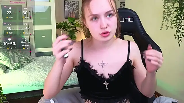 Snapshot of selin_selin chatting on 10/10/25, 05:06 selin selin online show from 10/10/25, 05:06