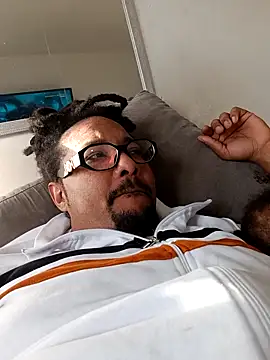 Snapshot of romero115 chatting on 11/18/25, 01:37 romero115 online show from 11/18/25, 01:37