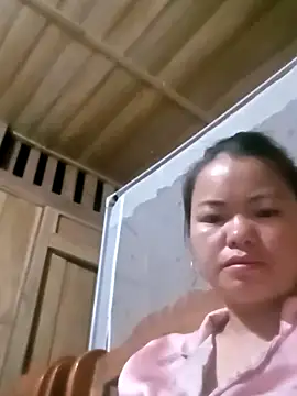 Snapshot of emly-xinh18 chatting on 09/18/25, 01:24 emly-xinh18 online show from 09/18/25, 01:24