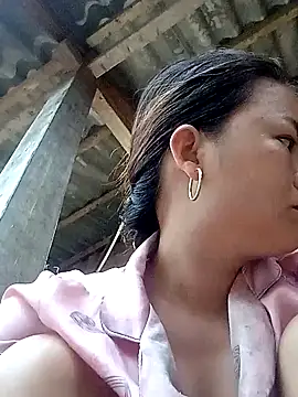 Snapshot of emly-xinh18 chatting on 09/23/25, 10:57 emly-xinh18 online show from 09/23/25, 10:57