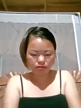 Snapshot of emly-xinh18 chatting on 09/26/25, 10:47 emly-xinh18 online show from 09/26/25, 10:47