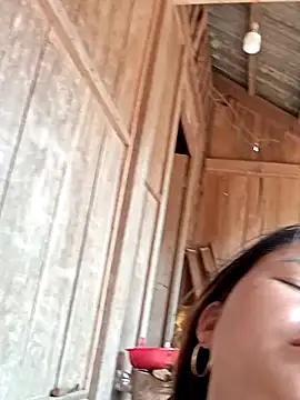 Snapshot of emly-xinh18 chatting on 10/13/25, 06:46 emly-xinh18 online show from 10/13/25, 06:46