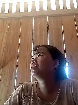 Snapshot of emly-xinh18 chatting on 10/19/25, 08:15 emly-xinh18 online show from 10/19/25, 08:15