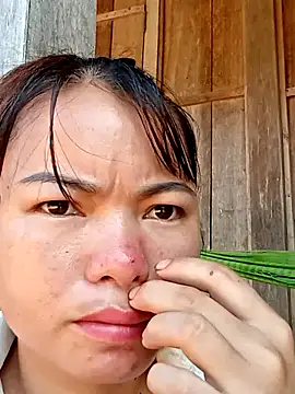 Snapshot of emly-xinh18 chatting on 10/20/25, 02:56 emly-xinh18 online show from 10/20/25, 02:56