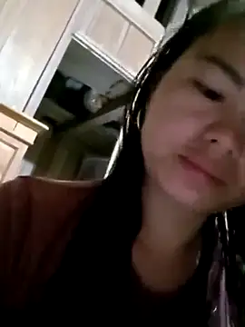 Snapshot of emly-xinh18 chatting on 10/21/25, 11:22 emly-xinh18 online show from 10/21/25, 11:22