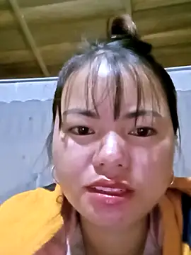 Snapshot of emly-xinh18 chatting on 10/23/25, 12:37 emly-xinh18 online show from 10/23/25, 12:37