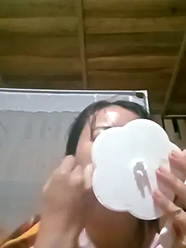 Snapshot of emly-xinh18 chatting on 10/25/25, 12:34 emly-xinh18 online show from 10/25/25, 12:34