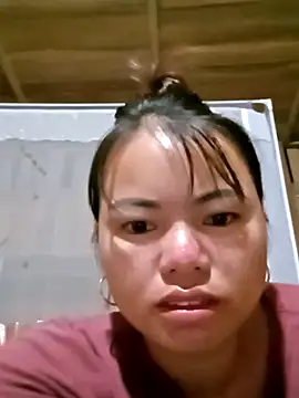 Snapshot of emly-xinh18 chatting on 10/27/25, 12:20 emly-xinh18 online show from 10/27/25, 12:20