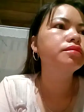 Snapshot of emly-xinh18 chatting on 10/29/25, 09:38 emly-xinh18 online show from 10/29/25, 09:38