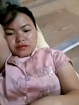 Snapshot of emly-xinh18 chatting on 10/31/25, 02:01 emly-xinh18 online show from 10/31/25, 02:01