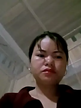 Snapshot of emly-xinh18 chatting on 10/31/25, 09:49 emly-xinh18 online show from 10/31/25, 09:49