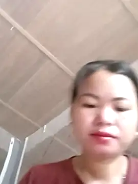 Snapshot of emly-xinh18 chatting on 11/12/25, 01:39 emly-xinh18 online show from 11/12/25, 01:39