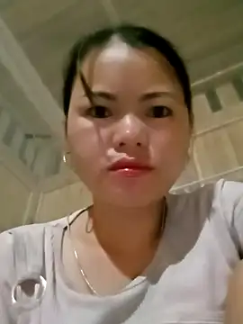 Snapshot of emly-xinh18 chatting on 11/12/25, 09:14 emly-xinh18 online show from 11/12/25, 09:14