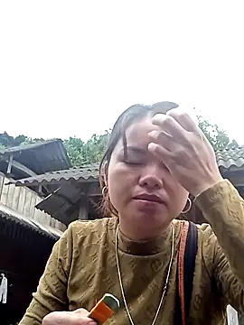 Snapshot of emly-xinh18 chatting on 11/19/25, 02:55 emly-xinh18 online show from 11/19/25, 02:55