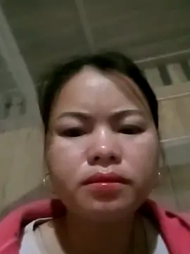 Snapshot of emly-xinh18 chatting on 11/20/25, 07:02 emly-xinh18 online show from 11/20/25, 07:02