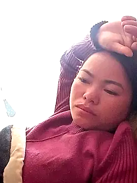 Snapshot of emly-xinh18 chatting on 11/21/25, 07:29 emly-xinh18 online show from 11/21/25, 07:29