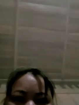 Snapshot of emly-xinh18 chatting on 11/21/25, 11:14 emly-xinh18 online show from 11/21/25, 11:14