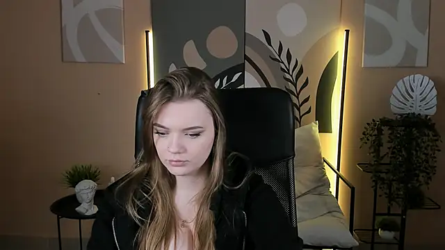 LisaMitchell online show from 10/13/25, 04:23