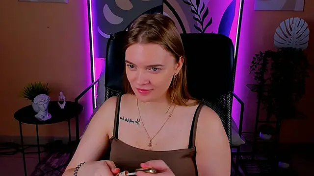 LisaMitchell online show from 10/20/25, 02:23