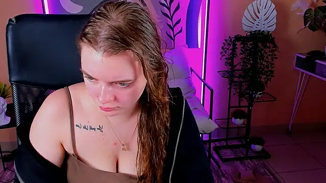 LisaMitchell online show from 10/23/25, 02:33