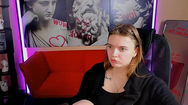 LisaMitchell online show from 11/01/25, 03:41