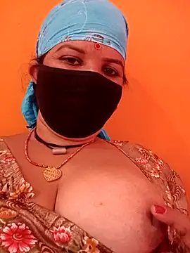 Snapshot of Hott_locky chatting on 10/24/25, 10:11 Hott locky online show from 10/24/25, 10:11