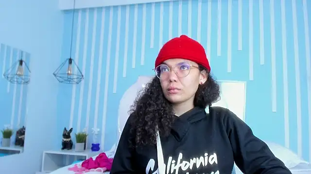 Snapshot of SweetStarr_ chatting on 10/08/25, 12:47 SweetStarr online show from 10/08/25, 12:47