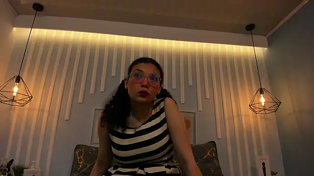 Snapshot of SweetStarr_ chatting on 10/23/25, 12:04 SweetStarr online show from 10/23/25, 12:04