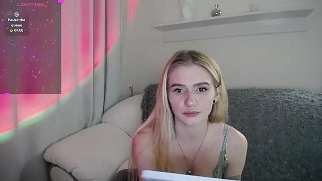 Snapshot of Ange_Lus chatting on 10/12/25, 08:19 Ange Lus online show from 10/12/25, 08:19