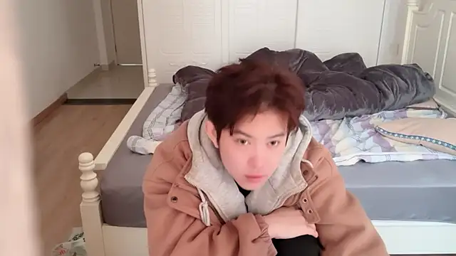 xlong00099 online show from 11/19/25, 06:24