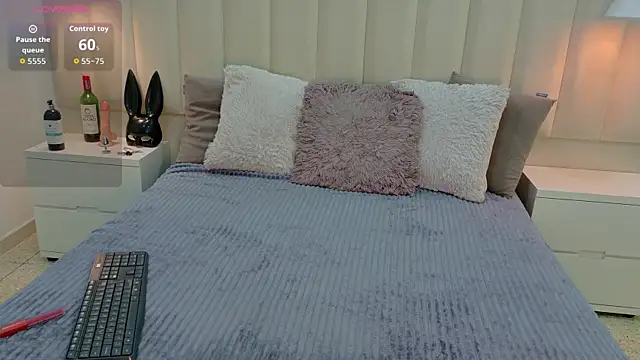 AteneaRoldan online show from 10/18/25, 04:15