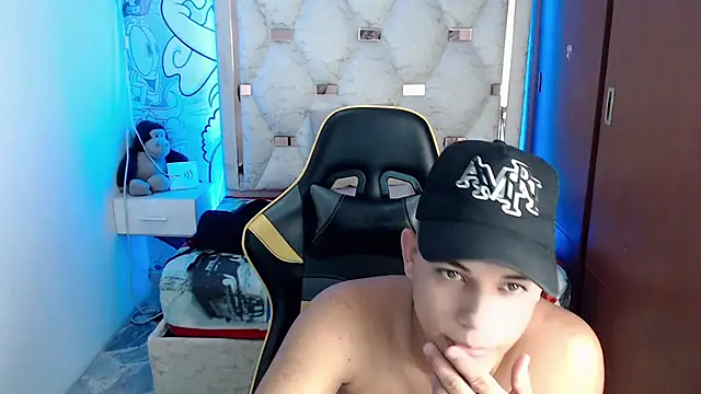 Snapshot of Skylerr_ chatting on 09/17/25, 06:42 Skylerr online show from 09/17/25, 06:42