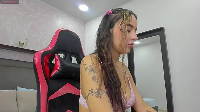 Snapshot of charlotte_rousee chatting on 09/27/25, 12:32 charlotte rousee online show from 09/27/25, 12:32