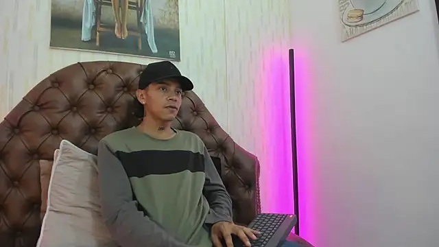 Snapshot of noah_blake0 chatting on 09/18/25, 02:13 noah blake0 online show from 09/18/25, 02:13