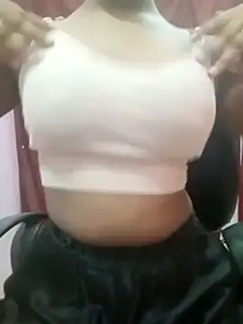 Snapshot of pari_rani7 chatting on 10/17/25, 03:53 pari rani7 online show from 10/17/25, 03:53