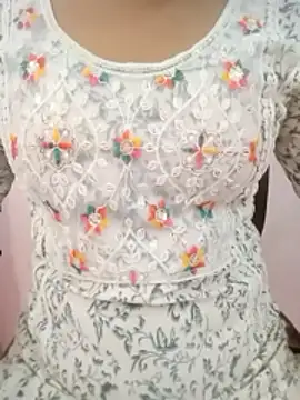 Snapshot of pari_rani7 chatting on 10/18/25, 03:53 pari rani7 online show from 10/18/25, 03:53